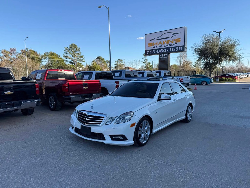 Mercedes-Benz E-Class Vehicle Full-screen Gallery Image 03