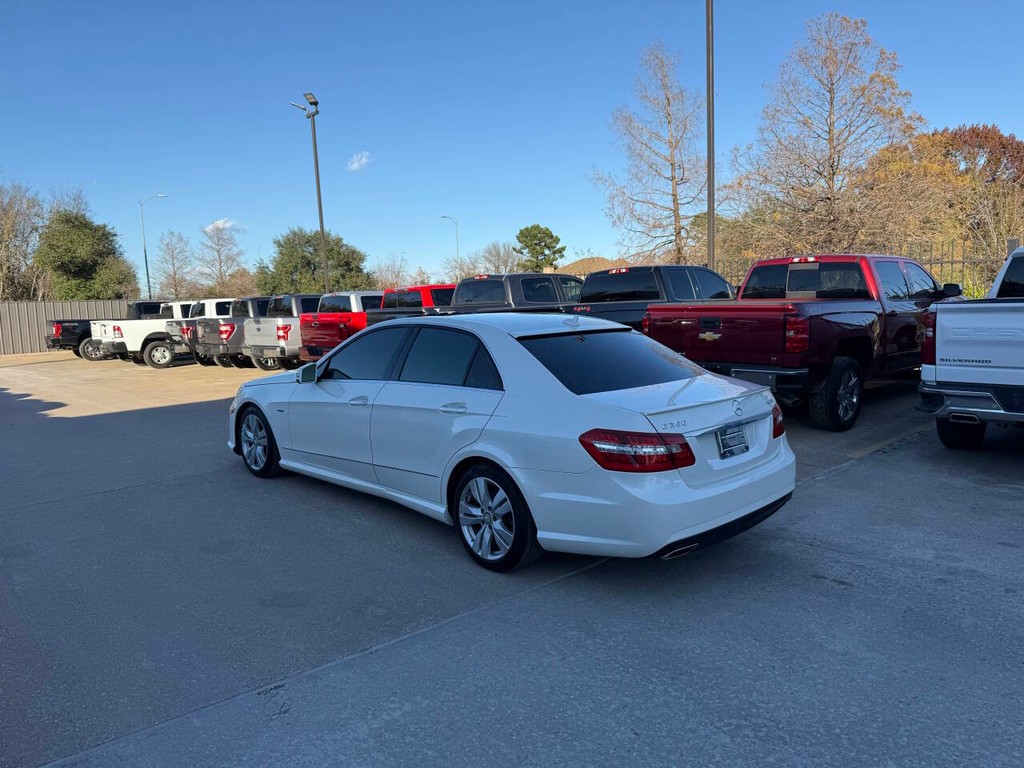 Mercedes-Benz E-Class Vehicle Full-screen Gallery Image 04