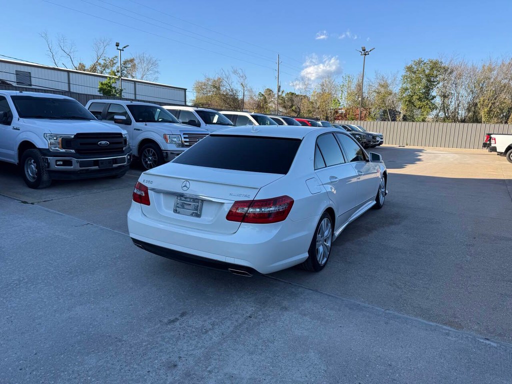 Mercedes-Benz E-Class Vehicle Full-screen Gallery Image 05