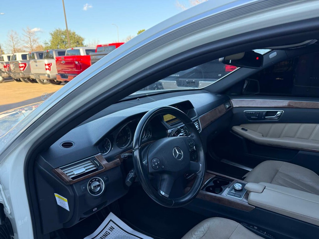 Mercedes-Benz E-Class Vehicle Full-screen Gallery Image 06