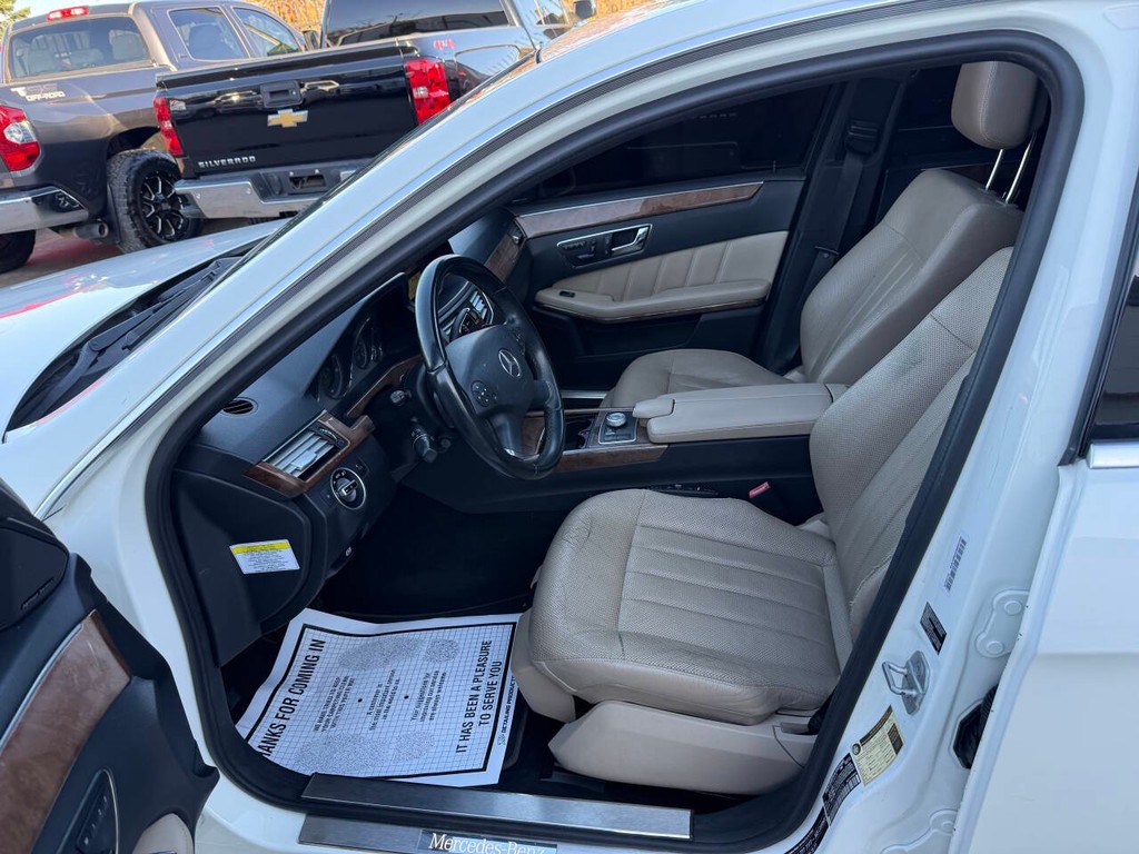 Mercedes-Benz E-Class Vehicle Full-screen Gallery Image 07