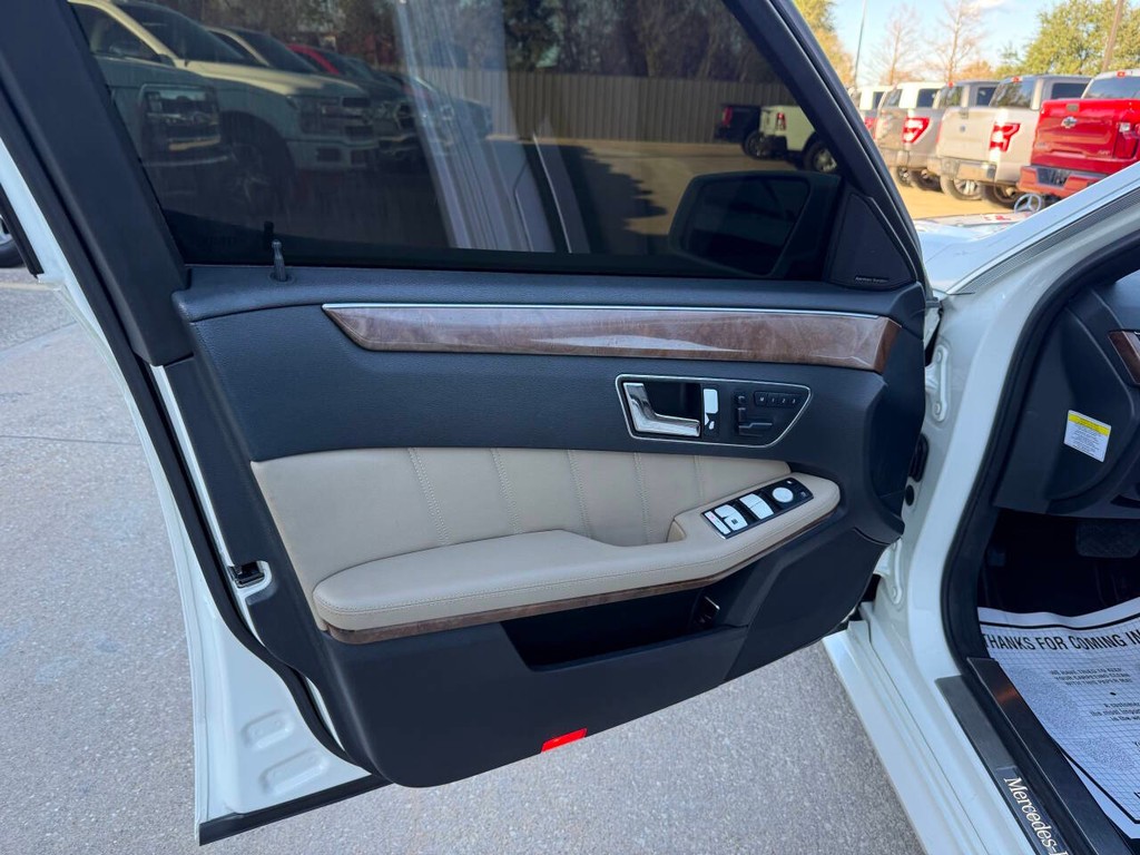 Mercedes-Benz E-Class Vehicle Full-screen Gallery Image 08