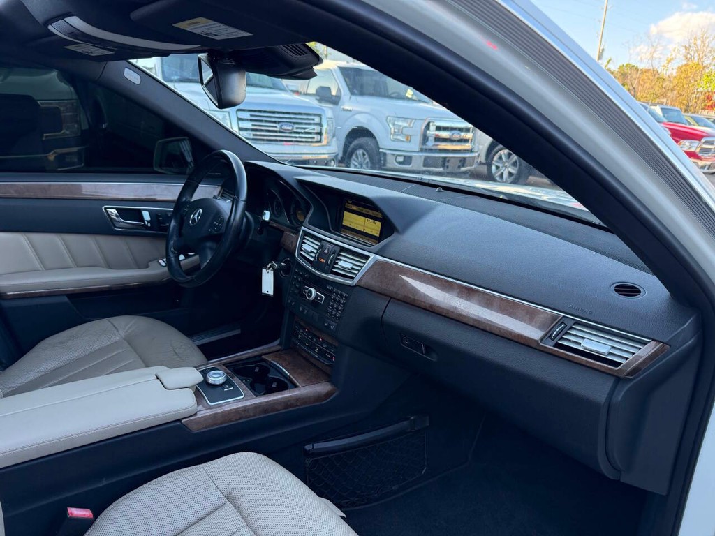 Mercedes-Benz E-Class Vehicle Full-screen Gallery Image 09