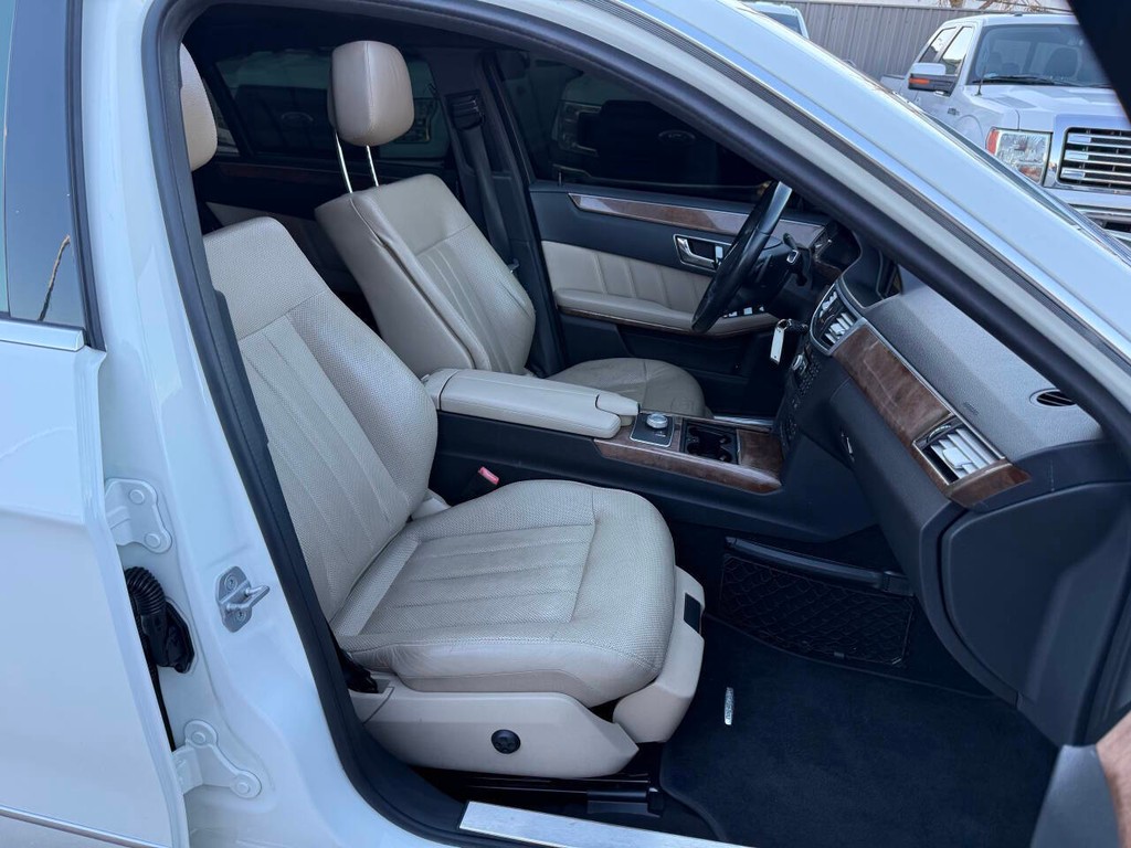 Mercedes-Benz E-Class Vehicle Full-screen Gallery Image 10