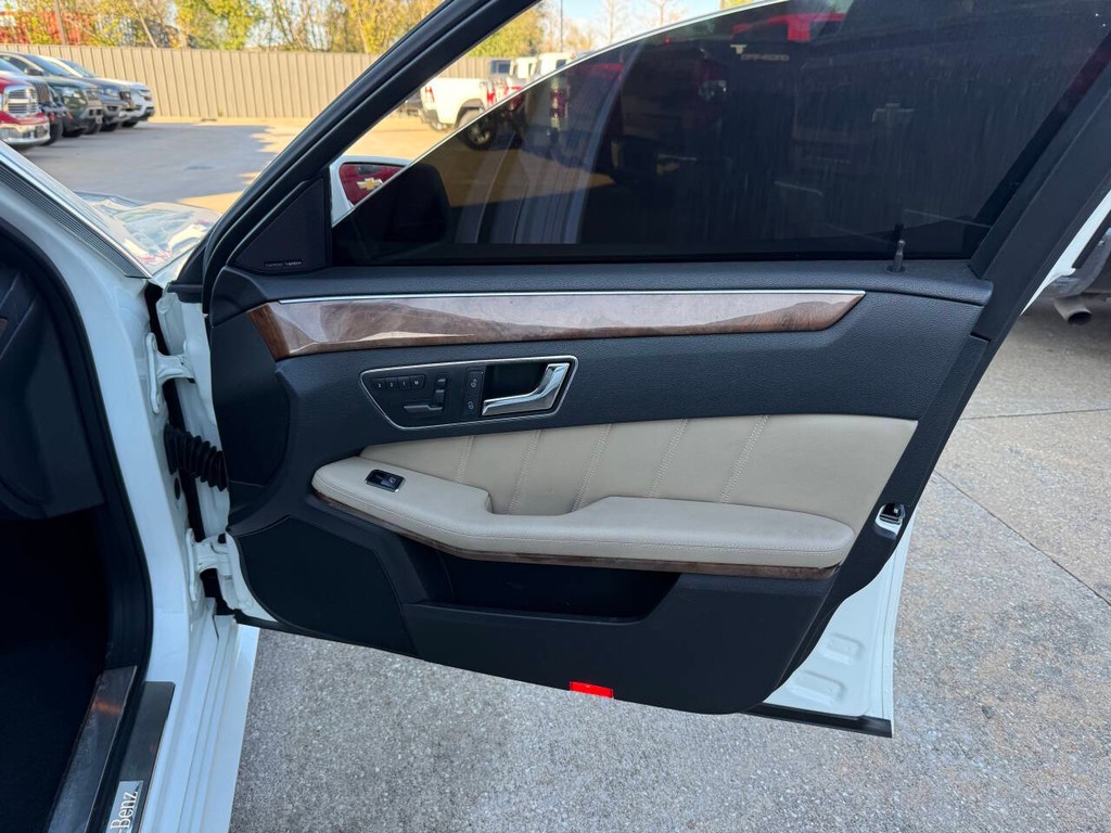 Mercedes-Benz E-Class Vehicle Full-screen Gallery Image 11