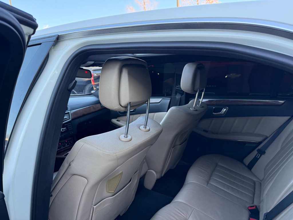 Mercedes-Benz E-Class Vehicle Full-screen Gallery Image 12