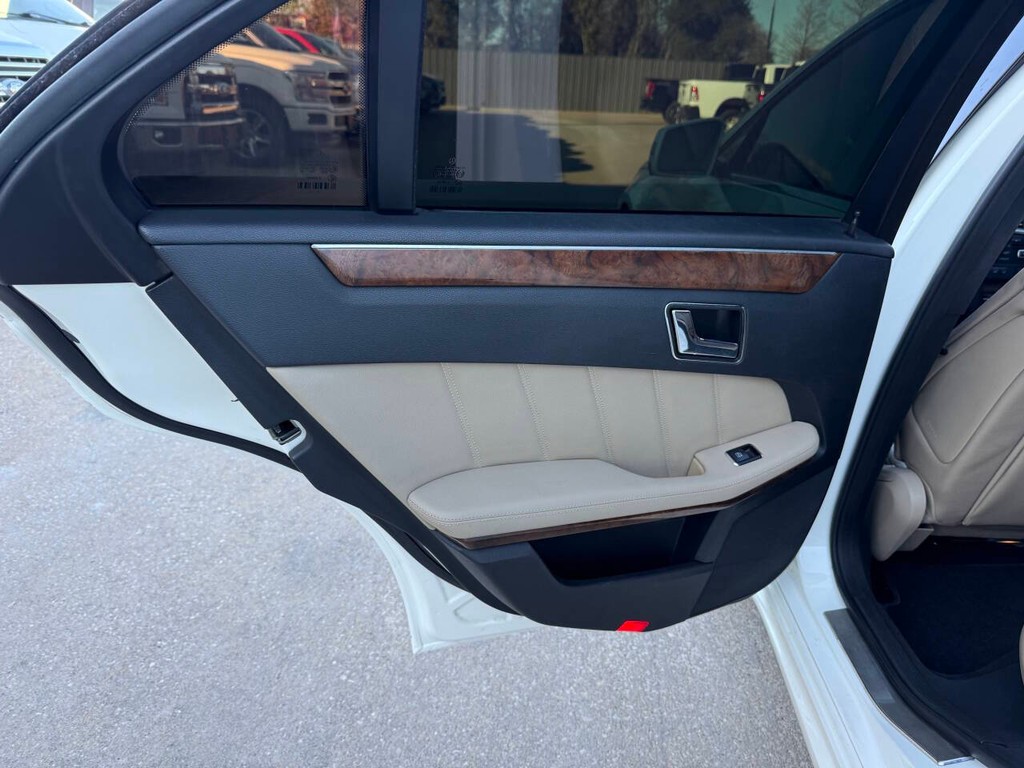 Mercedes-Benz E-Class Vehicle Full-screen Gallery Image 14