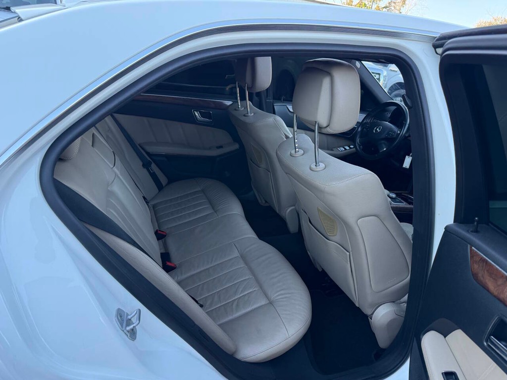 Mercedes-Benz E-Class Vehicle Full-screen Gallery Image 15