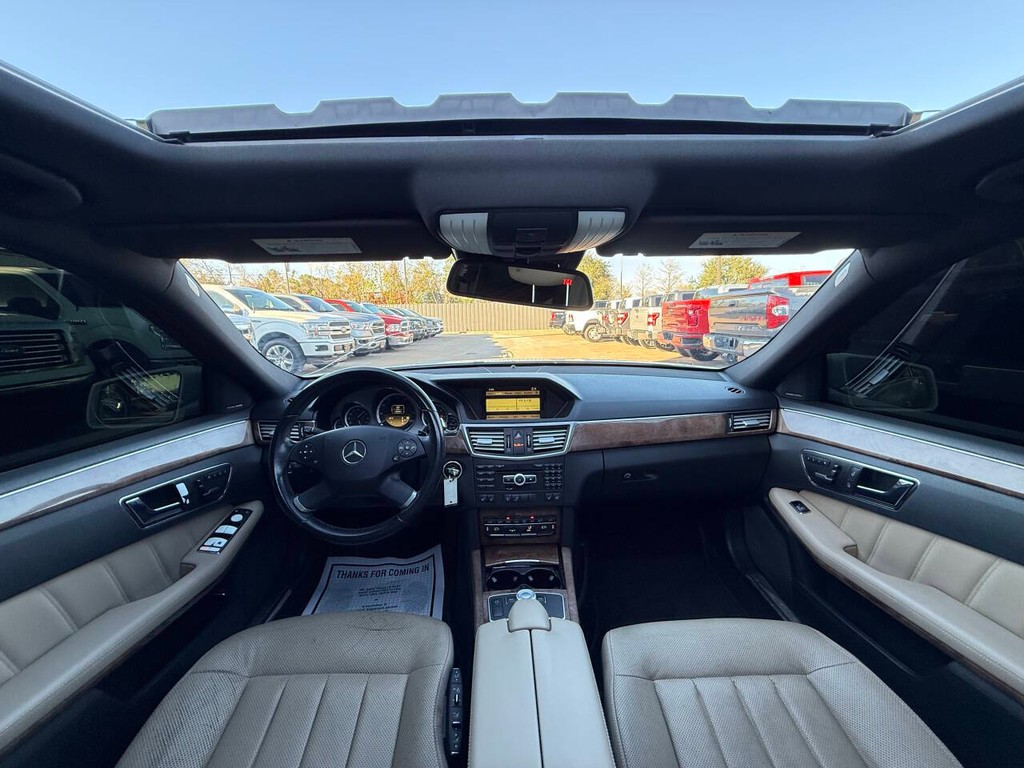 Mercedes-Benz E-Class Vehicle Full-screen Gallery Image 18