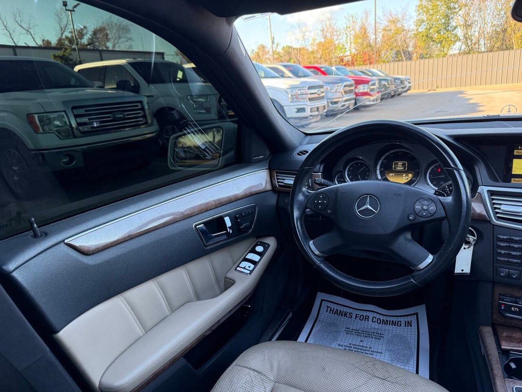 Mercedes-Benz E-Class Vehicle Full-screen Gallery Image 19