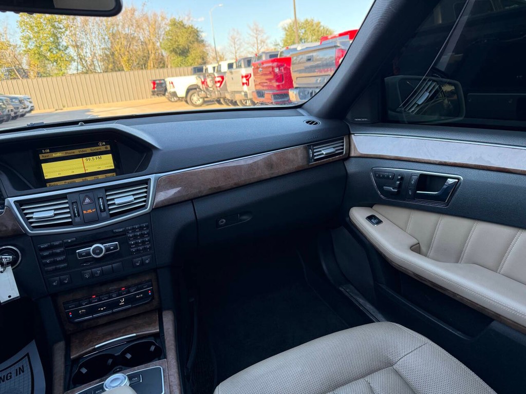 Mercedes-Benz E-Class Vehicle Full-screen Gallery Image 20