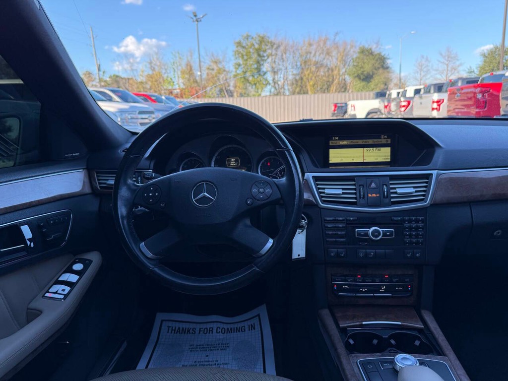 Mercedes-Benz E-Class Vehicle Full-screen Gallery Image 21