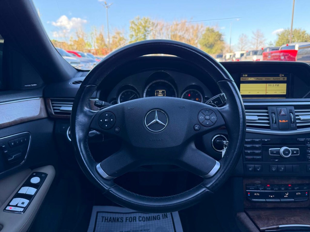 Mercedes-Benz E-Class Vehicle Full-screen Gallery Image 22