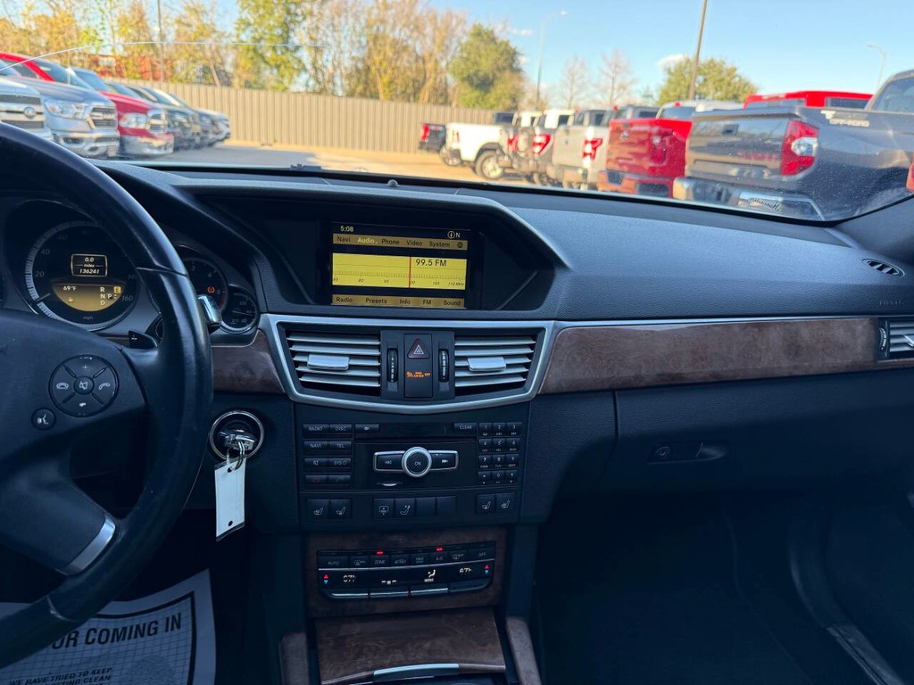 Mercedes-Benz E-Class Vehicle Full-screen Gallery Image 24