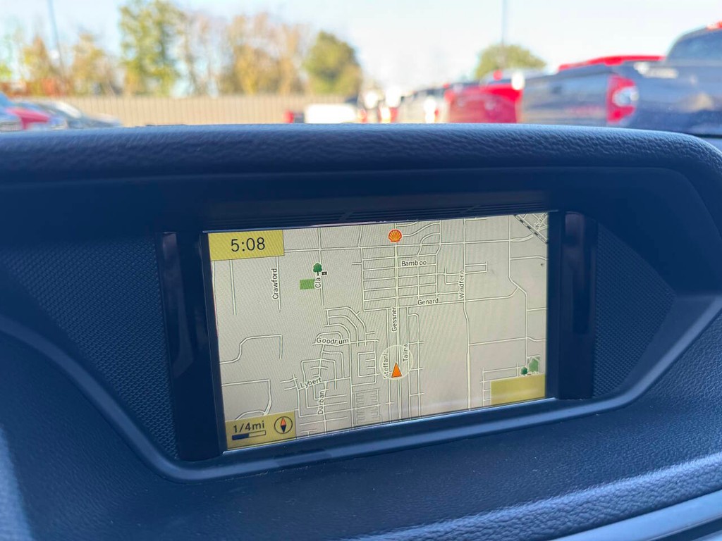 Mercedes-Benz E-Class Vehicle Full-screen Gallery Image 25