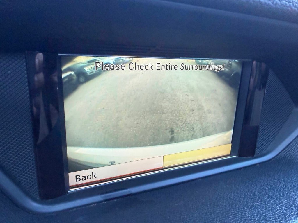 Mercedes-Benz E-Class Vehicle Full-screen Gallery Image 26