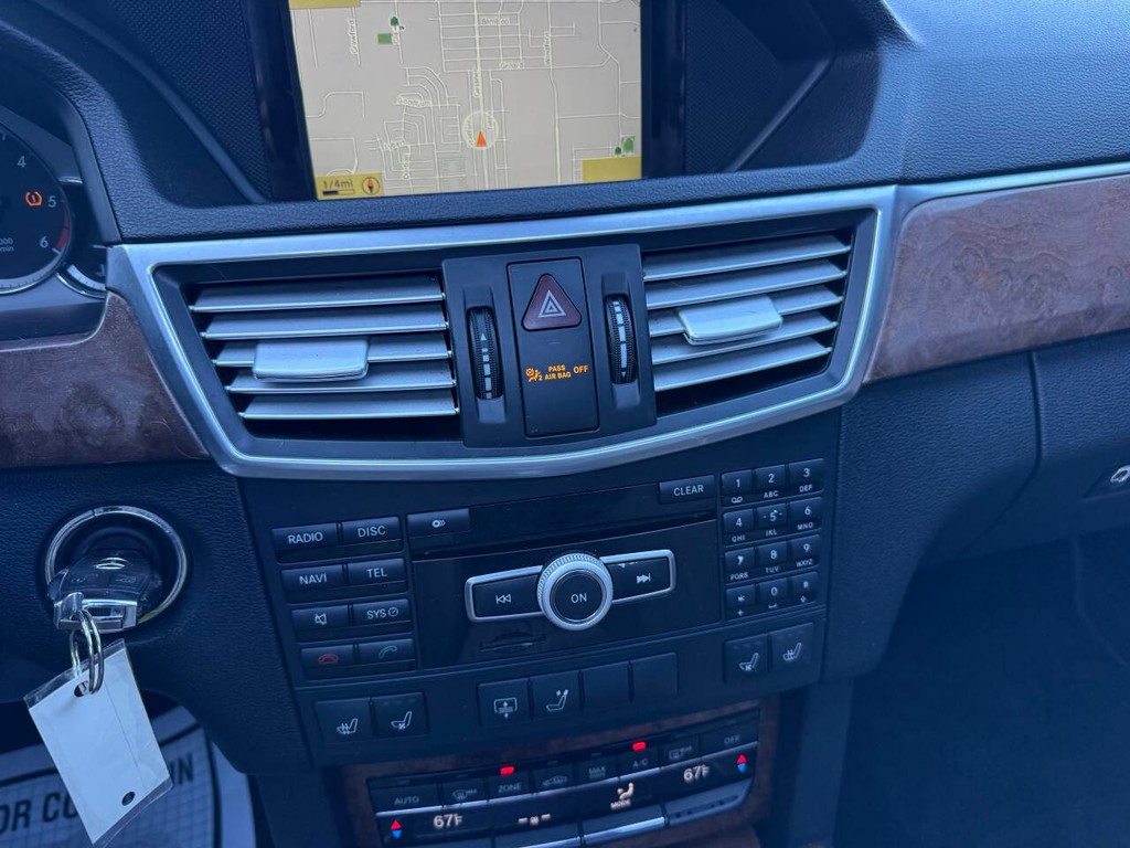 Mercedes-Benz E-Class Vehicle Full-screen Gallery Image 27