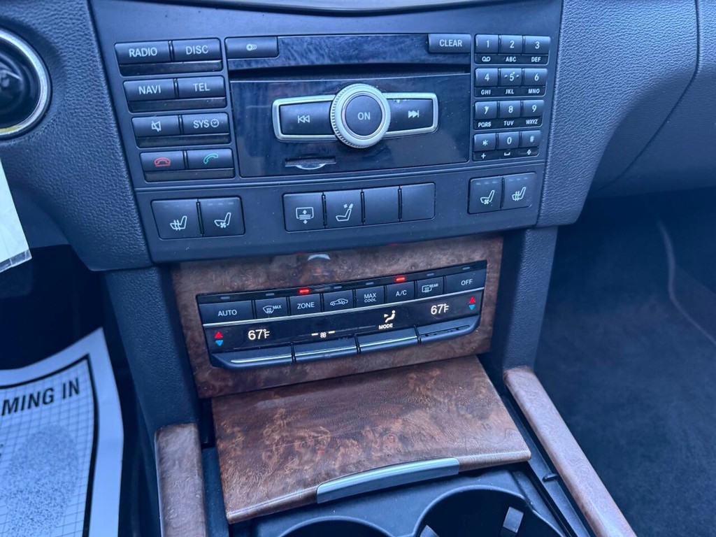 Mercedes-Benz E-Class Vehicle Full-screen Gallery Image 28