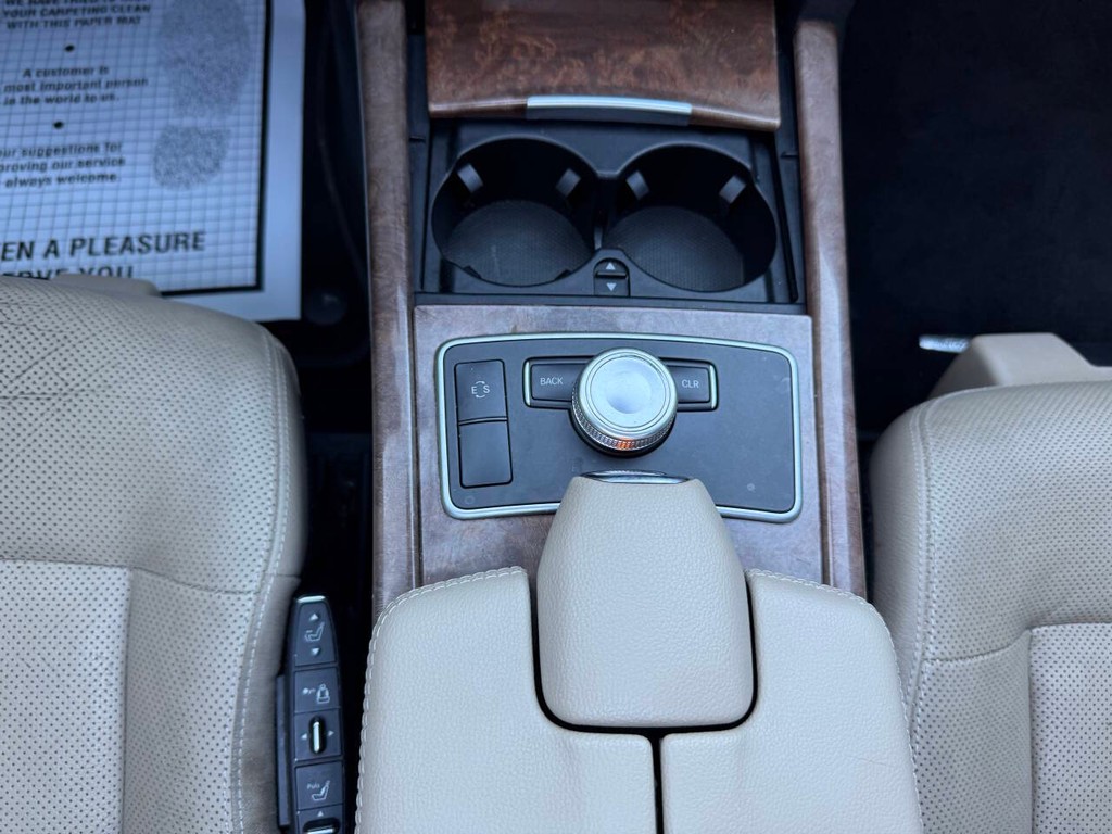 Mercedes-Benz E-Class Vehicle Full-screen Gallery Image 29