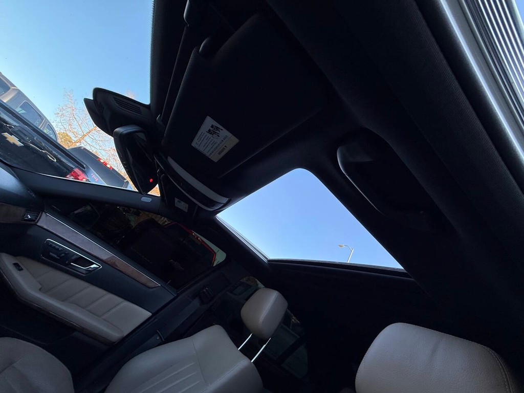 Mercedes-Benz E-Class Vehicle Full-screen Gallery Image 31