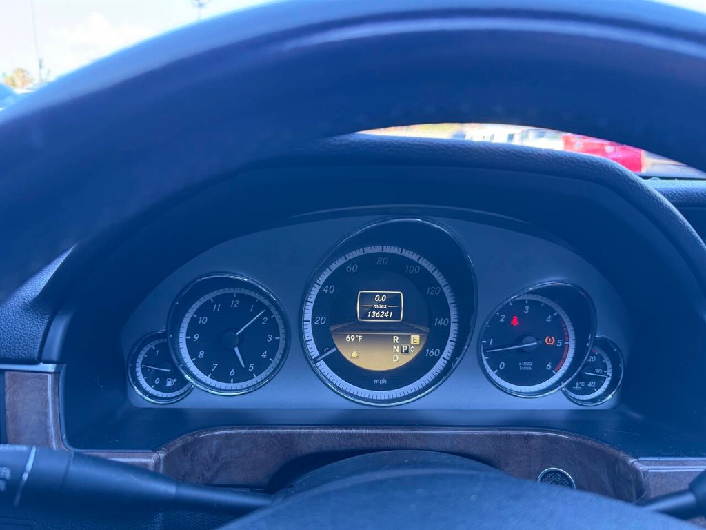 Mercedes-Benz E-Class Vehicle Full-screen Gallery Image 32