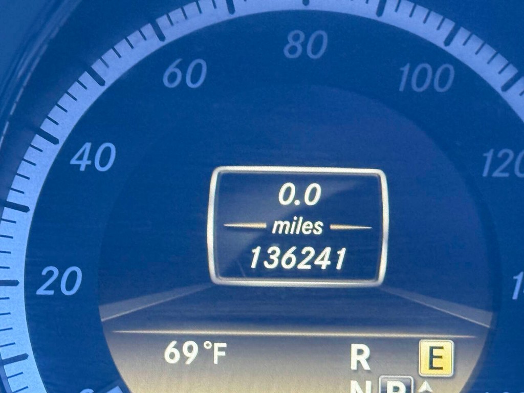 Mercedes-Benz E-Class Vehicle Full-screen Gallery Image 33