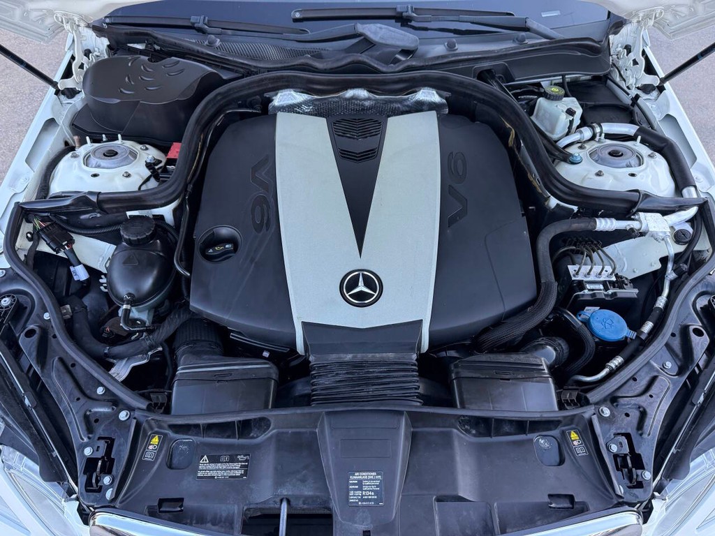 Mercedes-Benz E-Class Vehicle Full-screen Gallery Image 34