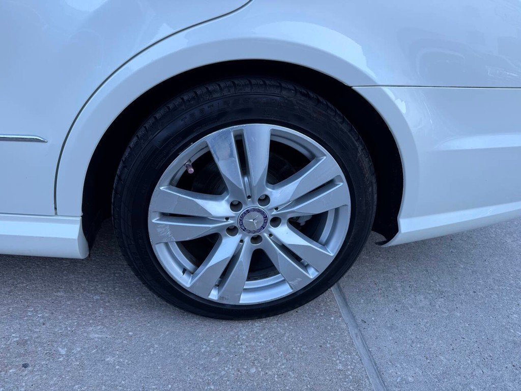 Mercedes-Benz E-Class Vehicle Full-screen Gallery Image 35