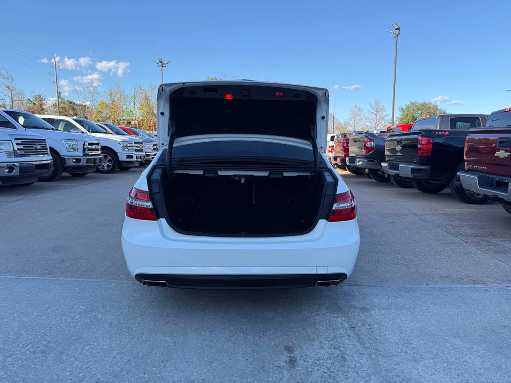 Mercedes-Benz E-Class Vehicle Full-screen Gallery Image 36