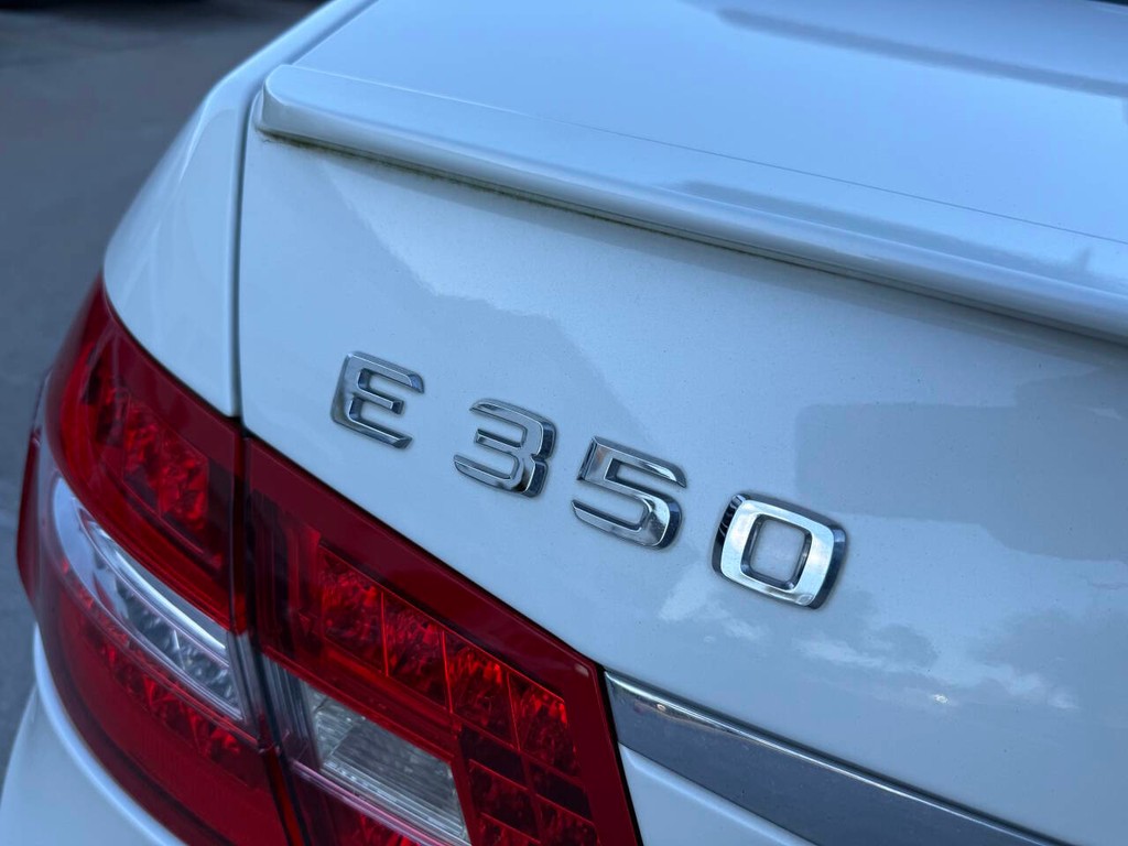 Mercedes-Benz E-Class Vehicle Full-screen Gallery Image 37