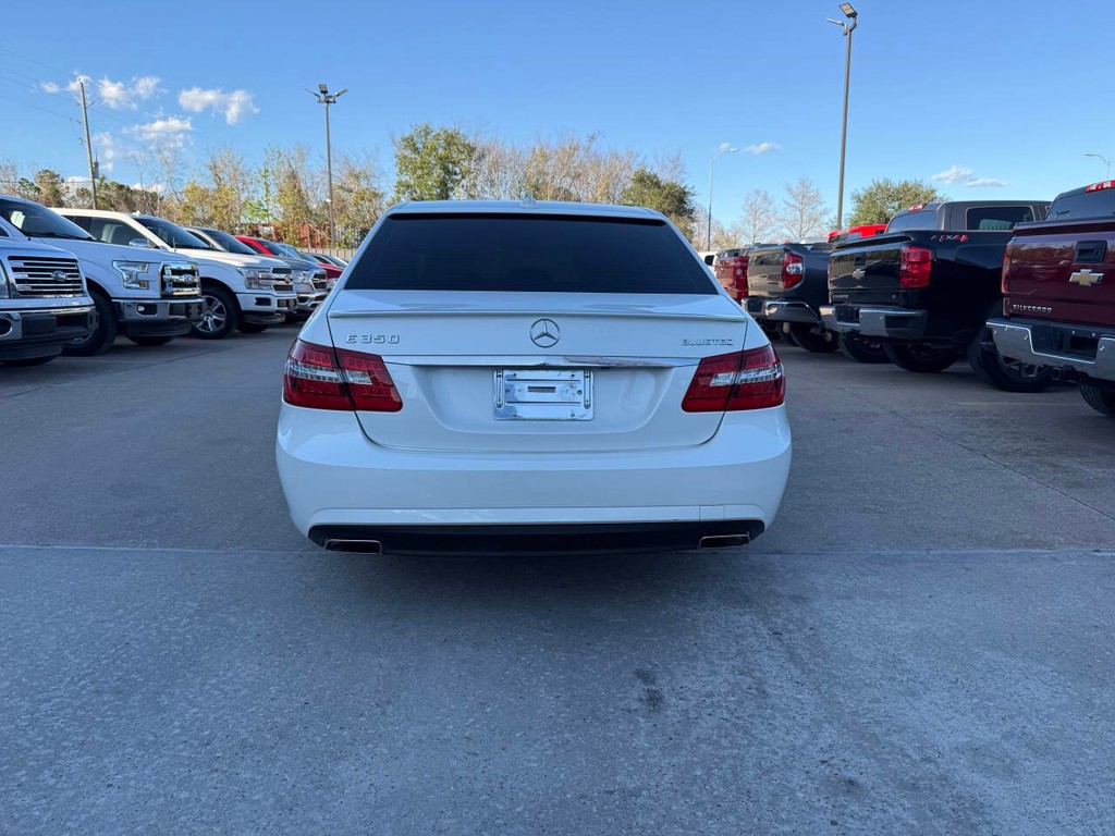 Mercedes-Benz E-Class Vehicle Full-screen Gallery Image 38