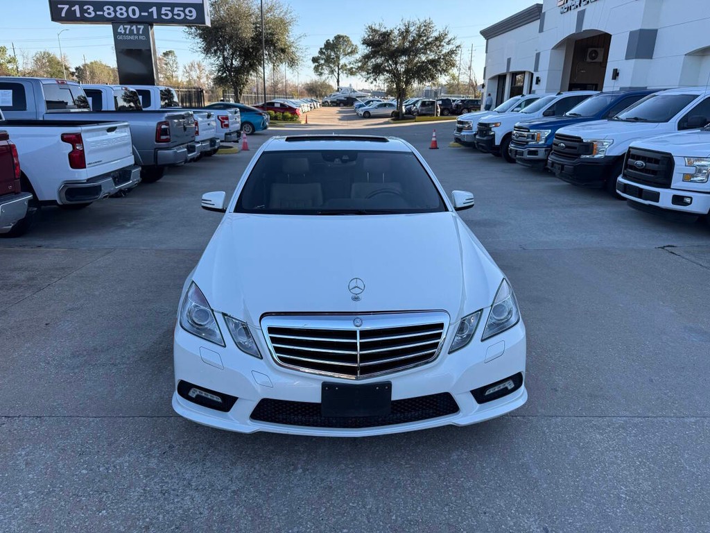 Mercedes-Benz E-Class Vehicle Full-screen Gallery Image 39