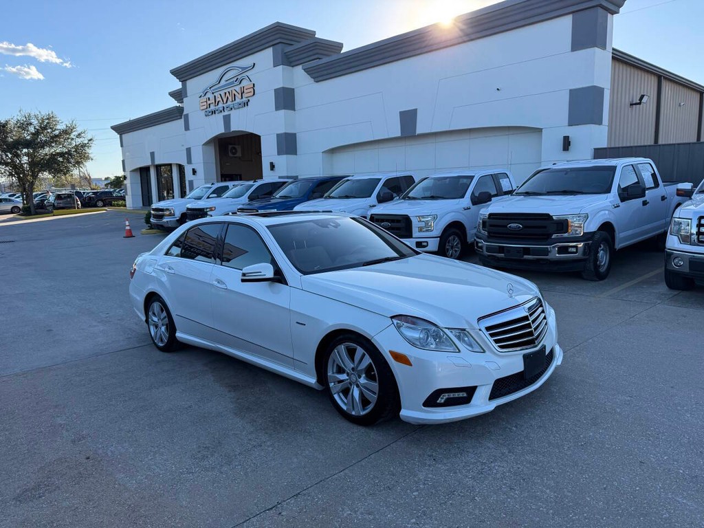 Mercedes-Benz E-Class Vehicle Full-screen Gallery Image 41