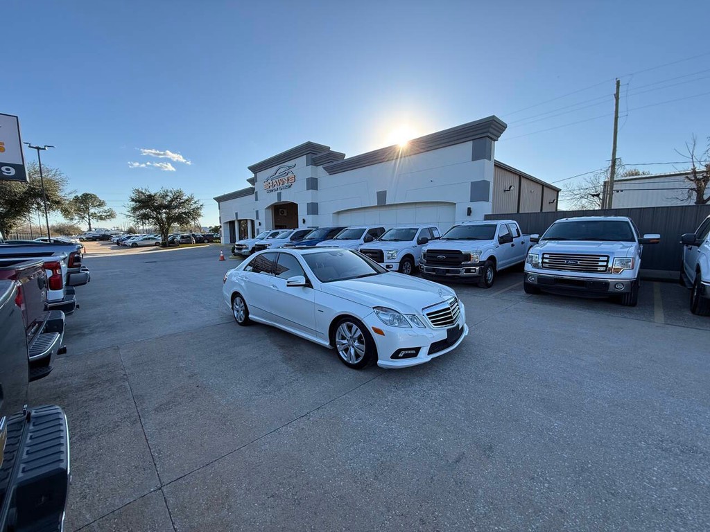 Mercedes-Benz E-Class Vehicle Full-screen Gallery Image 42