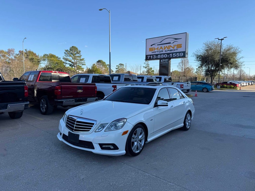 Mercedes-Benz E-Class Vehicle Full-screen Gallery Image 43