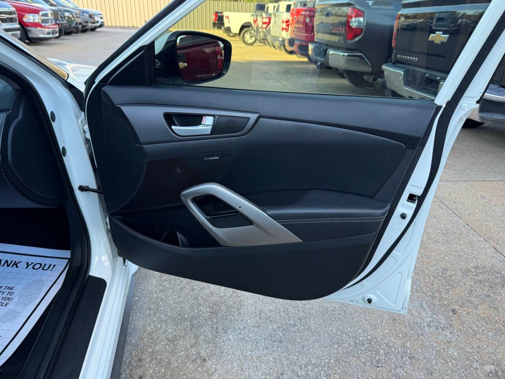 Hyundai Veloster Vehicle Full-screen Gallery Image 11