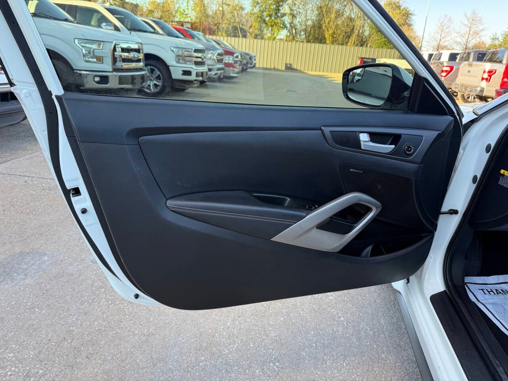 Hyundai Veloster Vehicle Full-screen Gallery Image 13