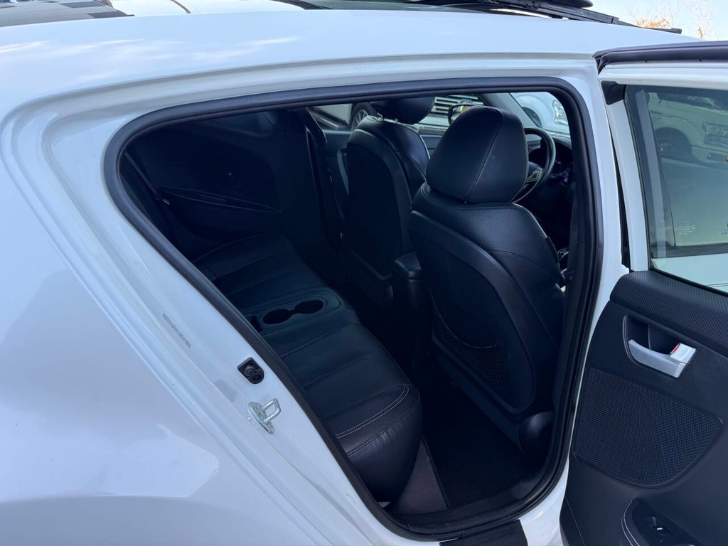 Hyundai Veloster Vehicle Full-screen Gallery Image 14