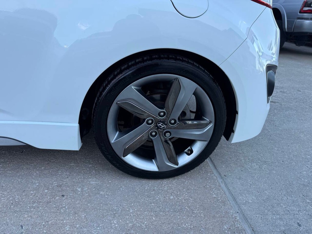 Hyundai Veloster Vehicle Full-screen Gallery Image 36