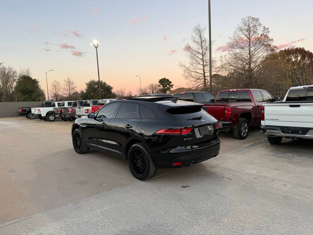 Jaguar F-PACE Vehicle Full-screen Gallery Image 04