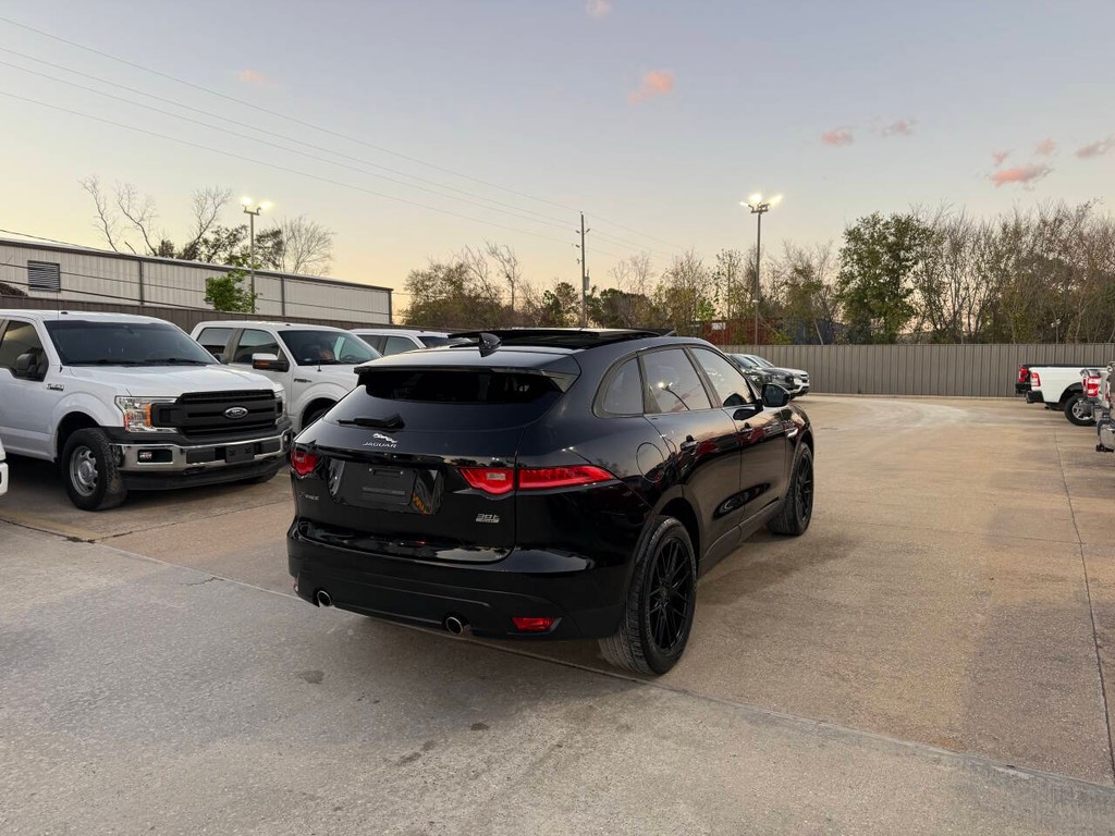 Jaguar F-PACE Vehicle Full-screen Gallery Image 05