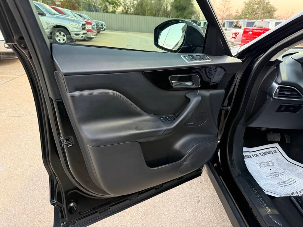 Jaguar F-PACE Vehicle Full-screen Gallery Image 08