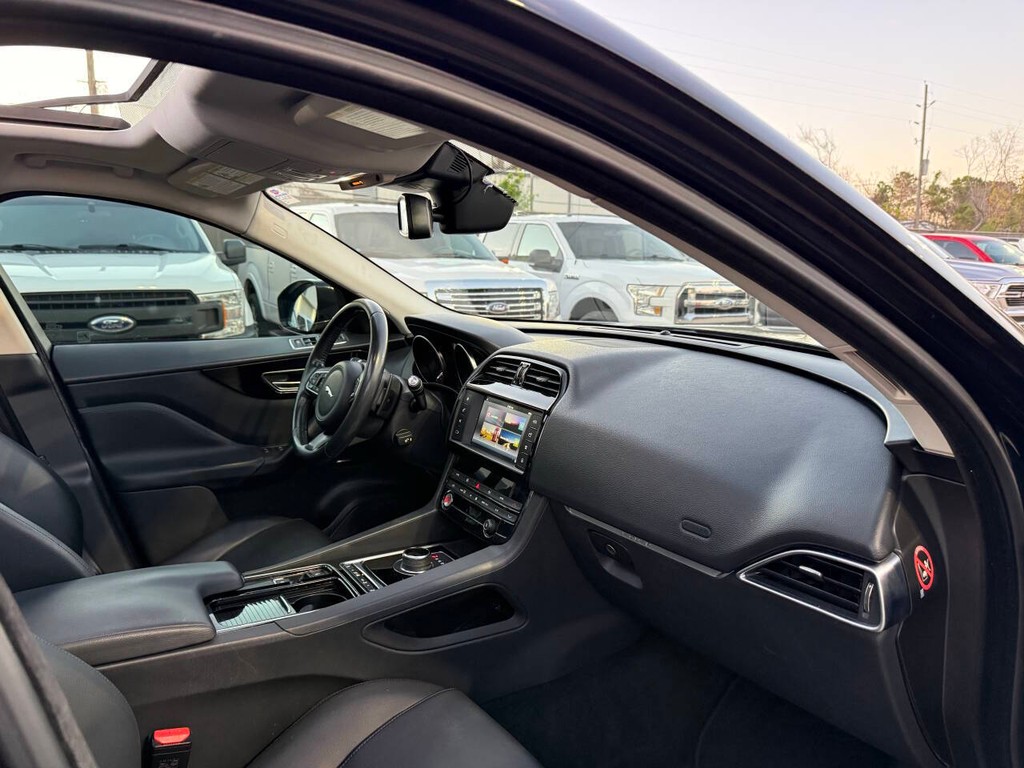 Jaguar F-PACE Vehicle Full-screen Gallery Image 09