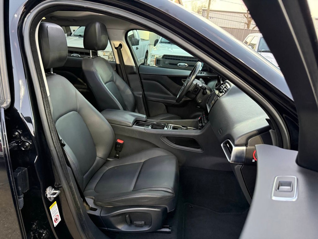 Jaguar F-PACE Vehicle Full-screen Gallery Image 10