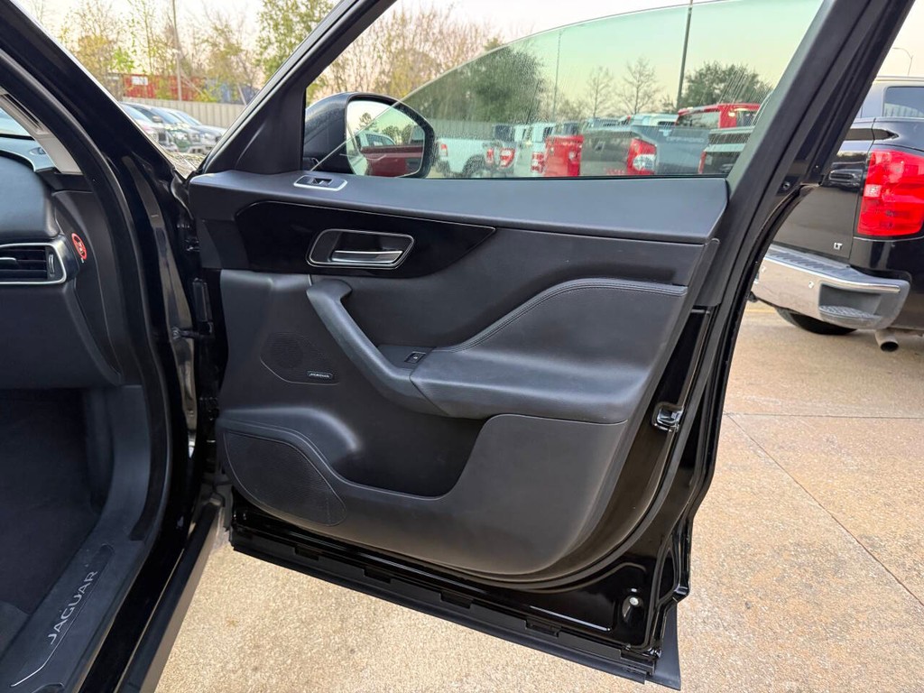 Jaguar F-PACE Vehicle Full-screen Gallery Image 11