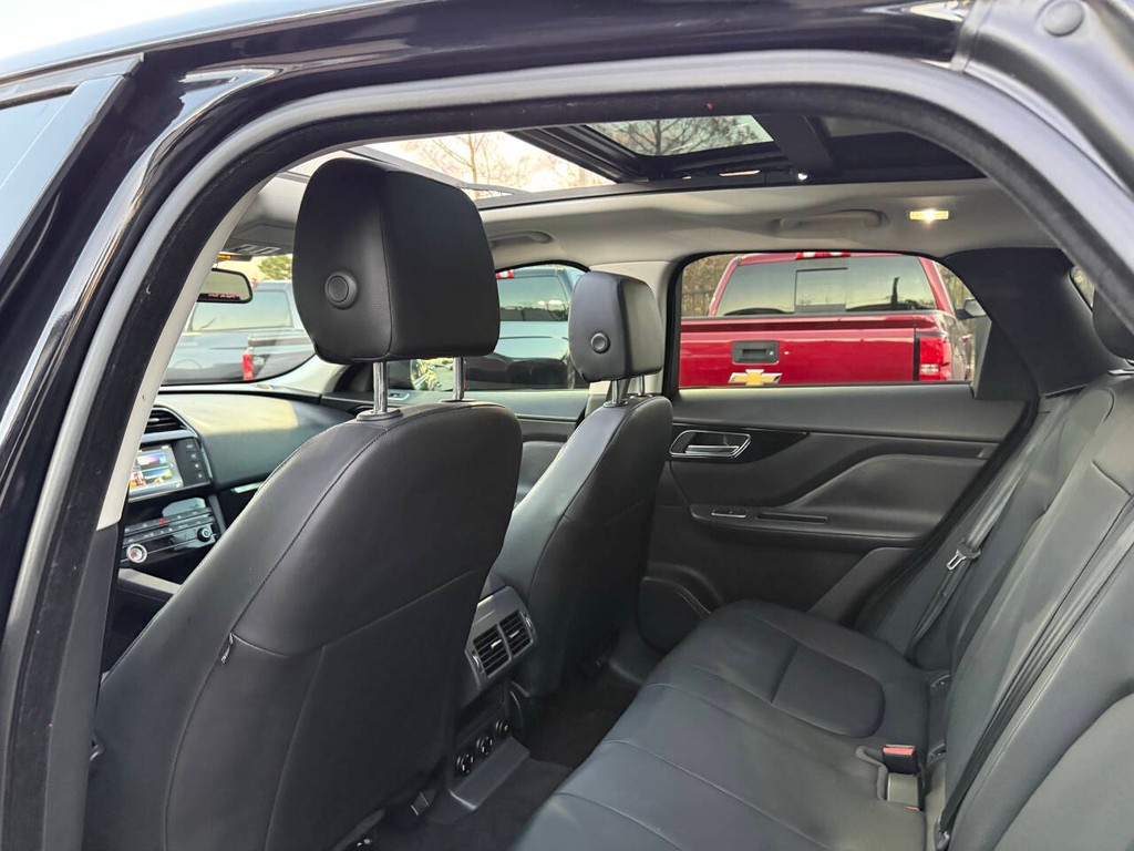 Jaguar F-PACE Vehicle Full-screen Gallery Image 12