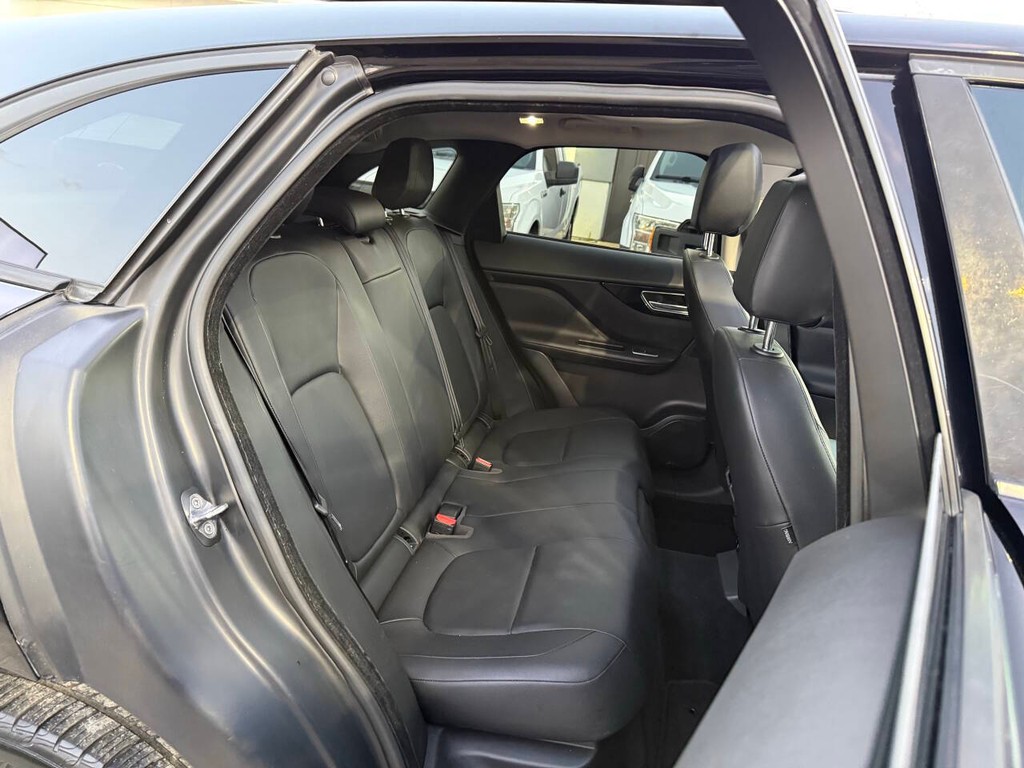 Jaguar F-PACE Vehicle Full-screen Gallery Image 15