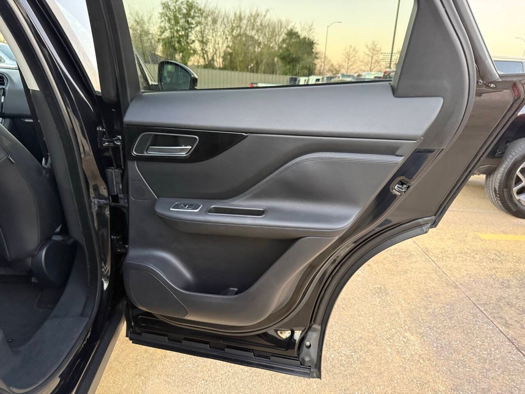 Jaguar F-PACE Vehicle Full-screen Gallery Image 16