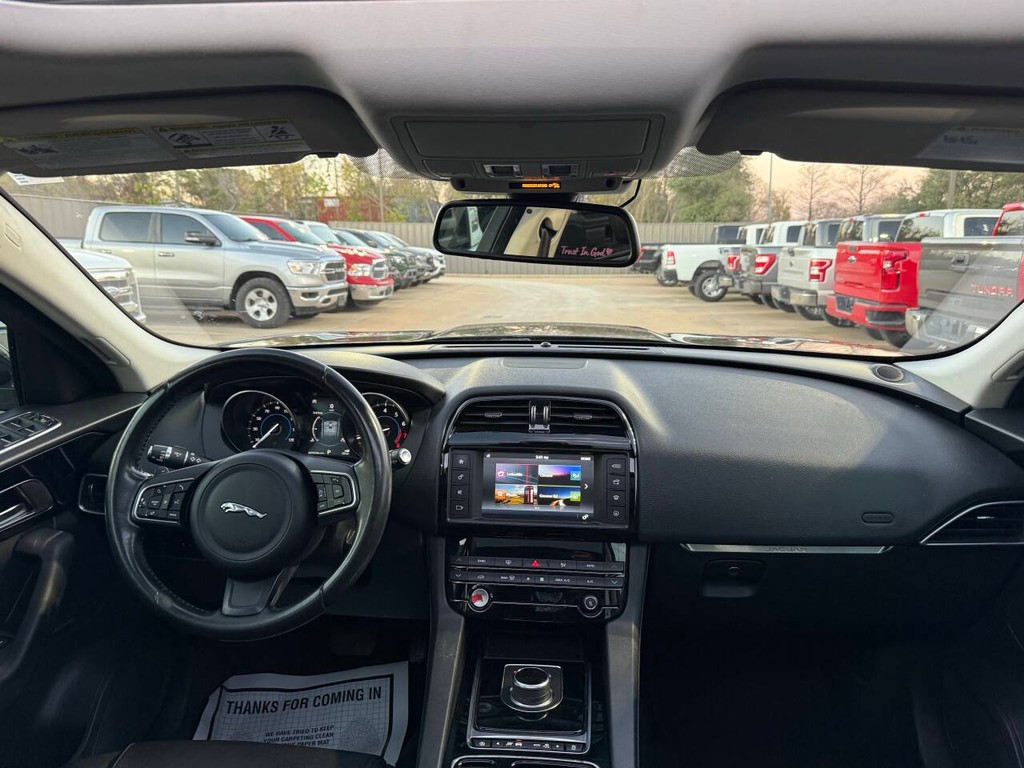 Jaguar F-PACE Vehicle Full-screen Gallery Image 17