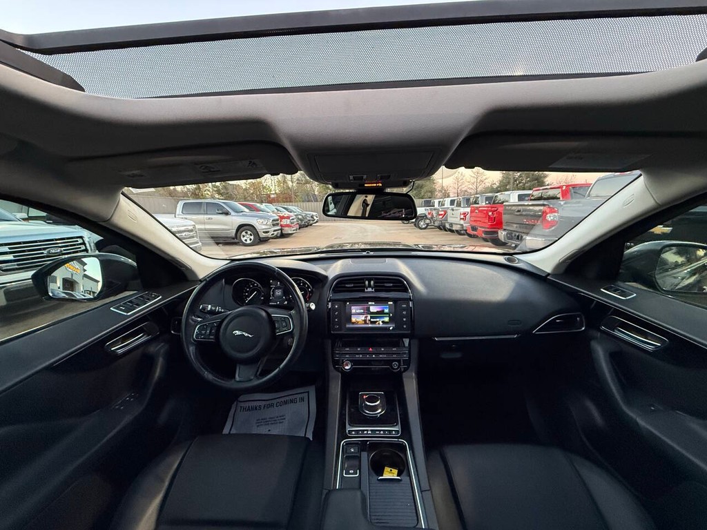 Jaguar F-PACE Vehicle Full-screen Gallery Image 18